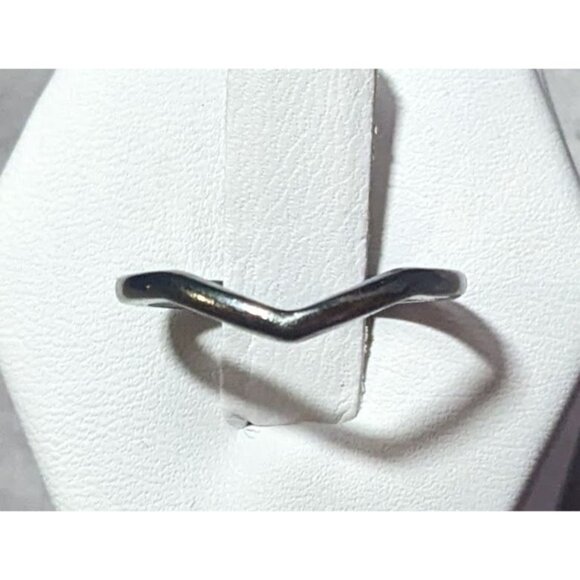Minimalist Slight Chevron Silver Gunmetal Tone Ring Size 6 - Picture 1 of 15